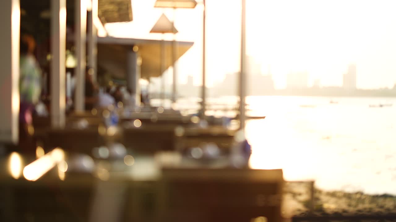 café junto al río al atardecer borroso