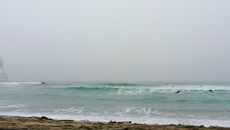 Los-Principiantes-Practican-Surf-En-Un-Día-Frío-Y-Nevado.