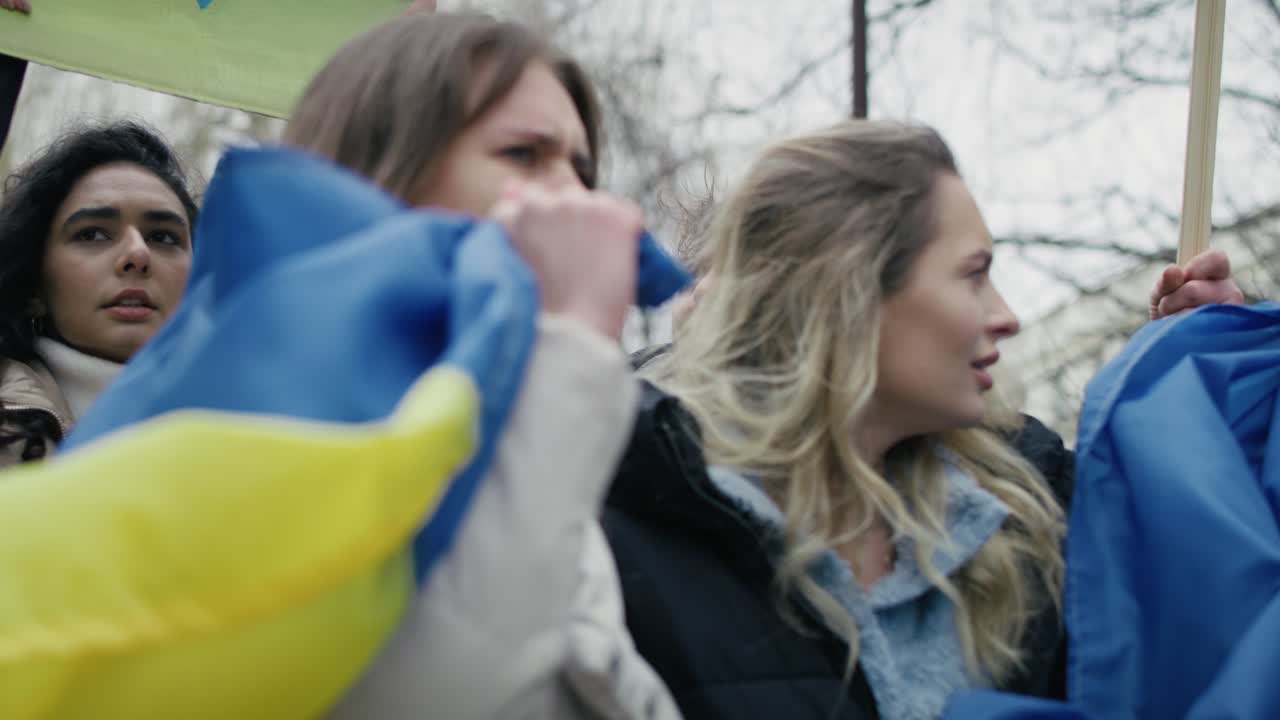 группа разочарованных молодых кавказцев, демонстрирующих против украинской войны.