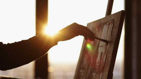 Mano-De-Artista-Femenina-Llenando-El-Espacio-En-El-Lienzo-Con-Pintura.-Artesanía-Profesional.