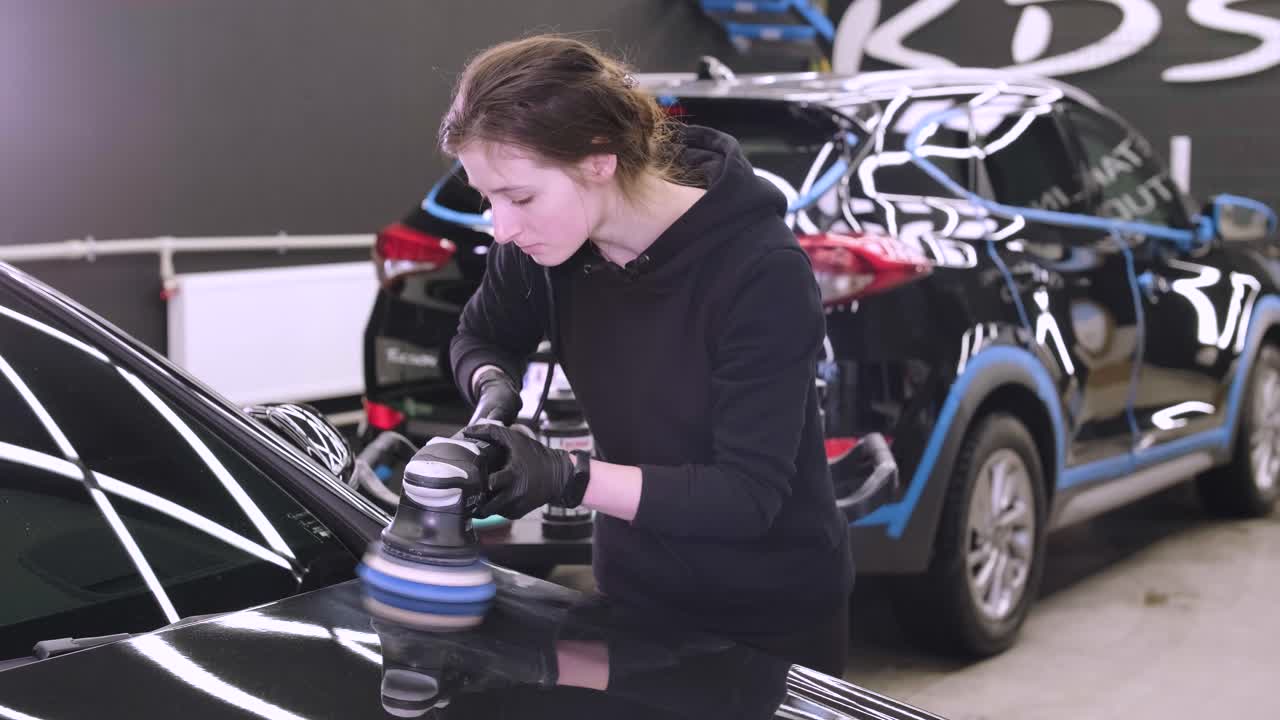 페인트 복원을 위해 기계와 폴리셔를 사용하는 전문 자동차 디테일링.