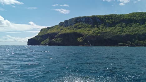 barco turístico en el promontorio y acantilados de las galeras en la república dominicana