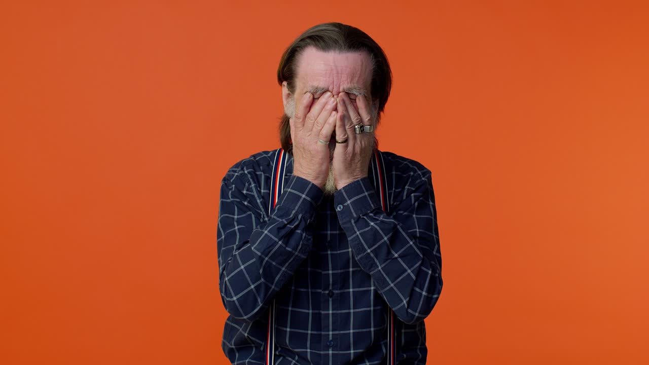 molesto decepcionado anciano se limpia las lágrimas y llora de desesperación, triste por las cosas injustas