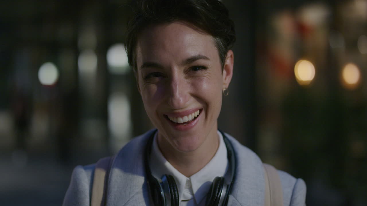 초상화 젊은 행복한 백인 여성 웃고 도시 생활 방식을 즐기고 늦은 도시 저녁에 출퇴근 즐거운 느린 동작을 찾고