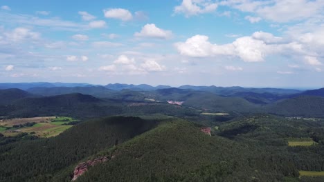 Flug-über-Wald,-Hügel-Und-Wunderschöne-Aussicht