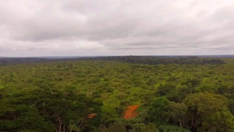 Vista-Aérea-De-Drones-Sobre-La-Selva-Tropical-Africana,-En-Un-Día-Nublado,-En-El-Bosque-De-Nanga-Eboko,-Haute-sanaga,-Sur-De-Camerún