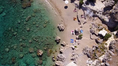 toma aérea desde arriba que muestra una playa paradisíaca