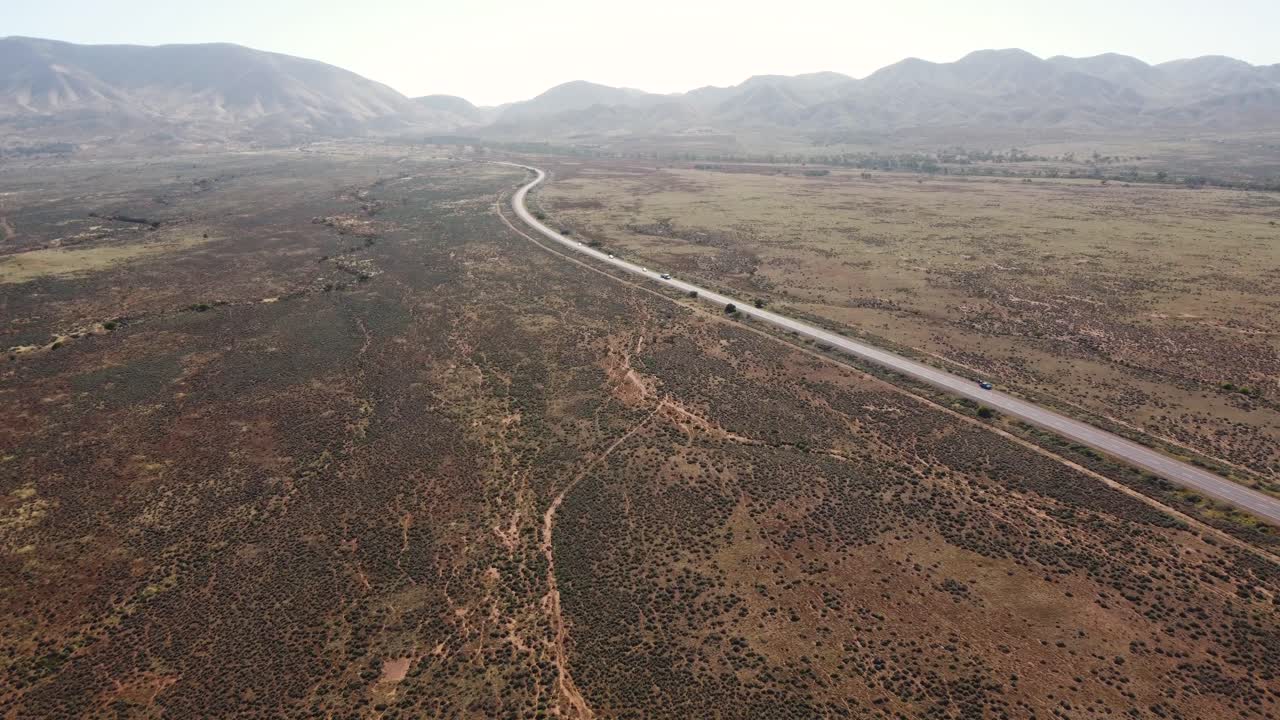 시골길의 공중 드론 샷 농장 들판 자동차 교통 관광 여행 플린더스 범위 산 고속도로 고속도로 포트 오거스타 애들레이드 사우스 오스트레일리아 4k