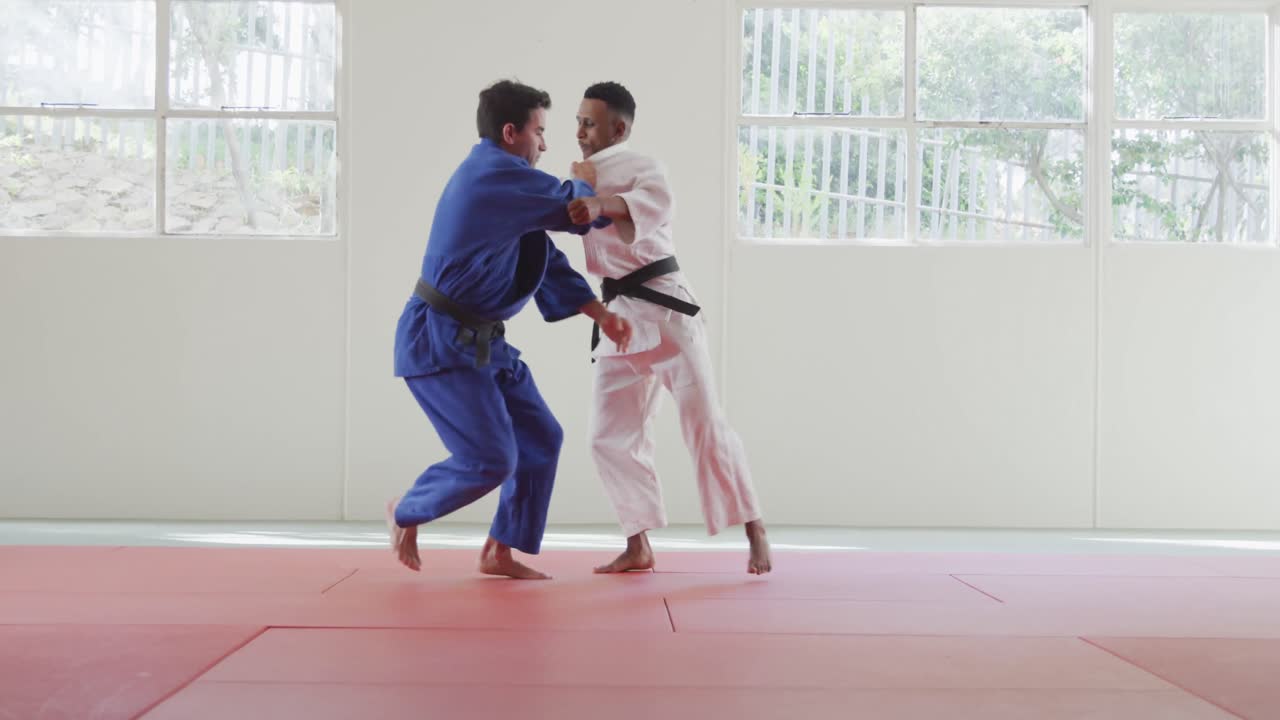 유도 선수 들 은 유도 매트 에 랜도리 를 하고 훈련 을 받는다