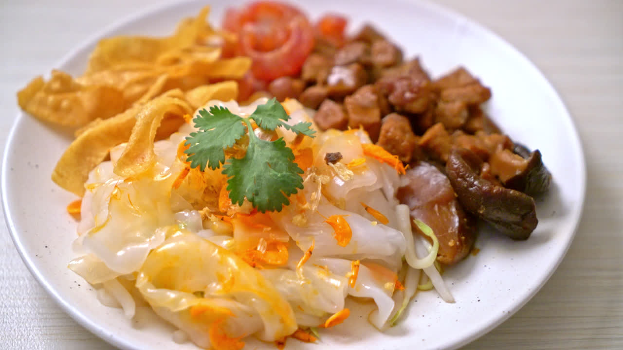 fideos de arroz al vapor chinos con cerdo y tofu en salsa de soja dulce - estilo de comida asiática