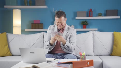 el hombre de la oficina es tacaño y ama el dinero.