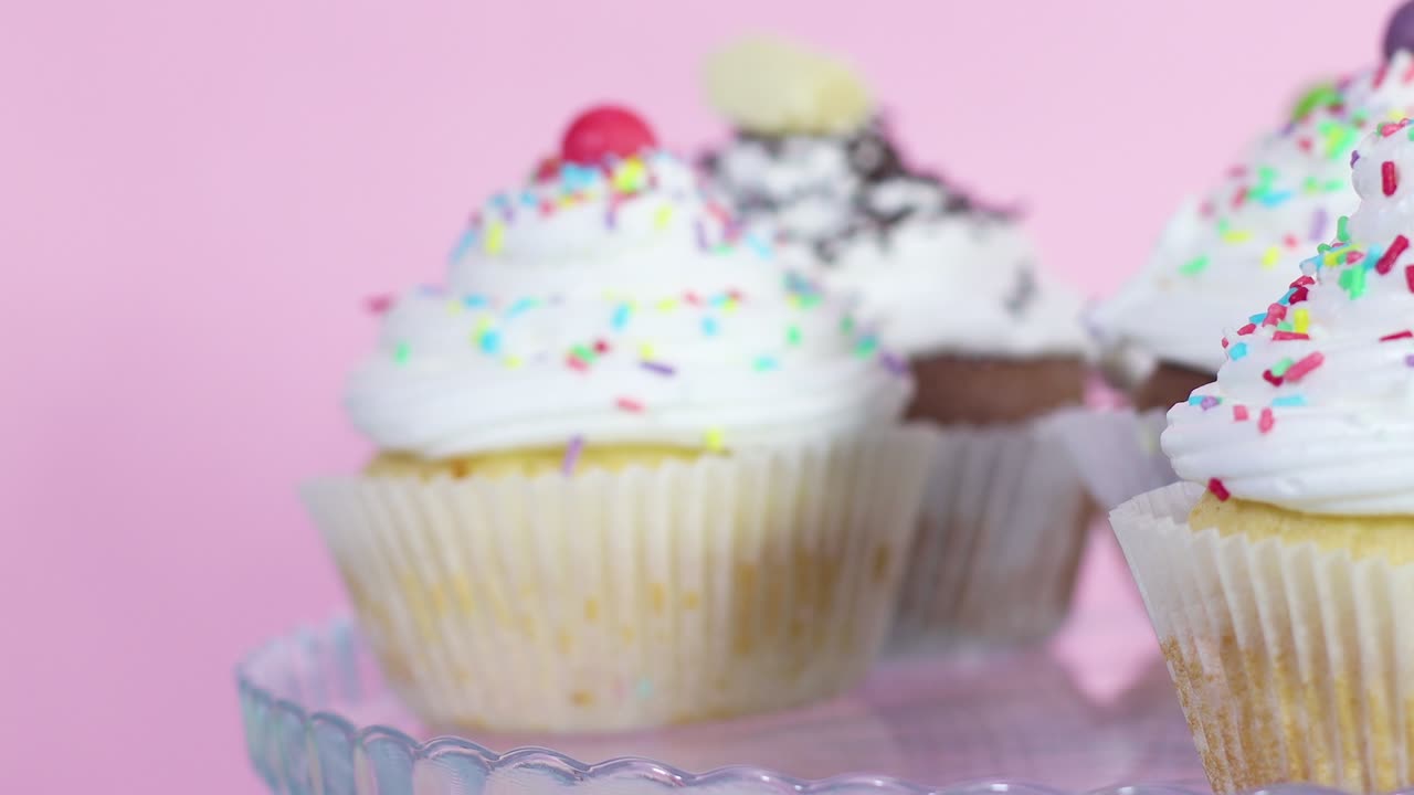 한 개의 초콜릿 맛있는 컵 케이크를 가까이 가져가는 것