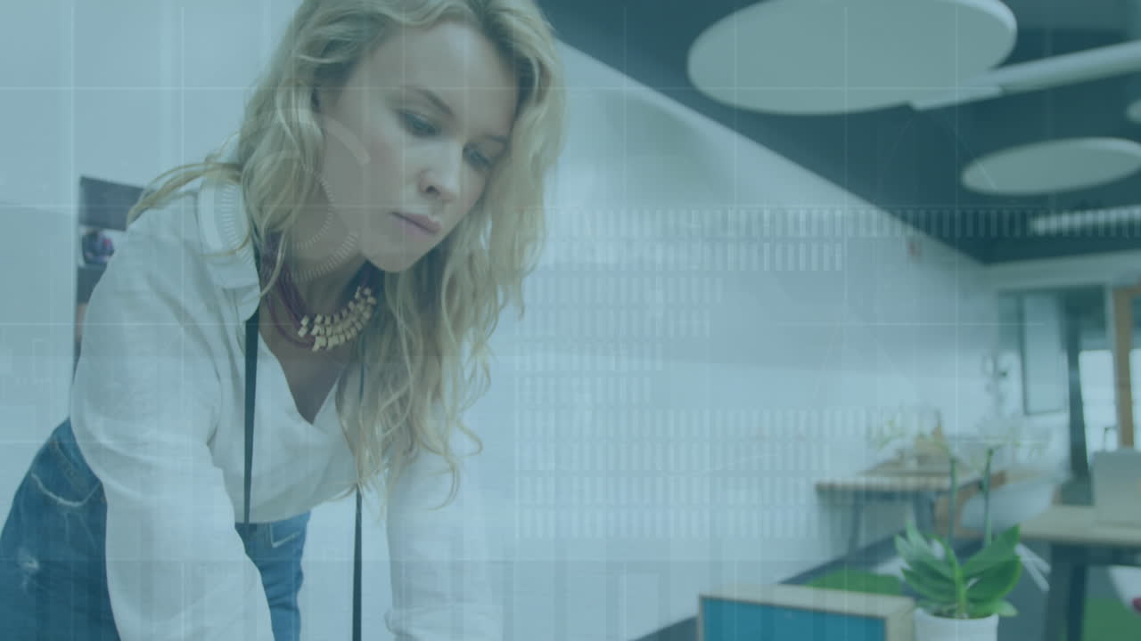 animación de gráficos, carga de círculos y barras, hermosa mujer caucásica examinando el círculo en la oficina