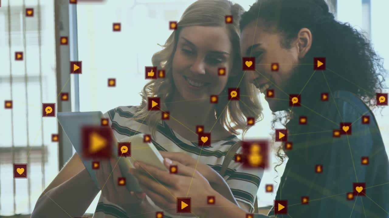 animación de una red de iconos digitales contra dos mujeres diversas que usan tableta digital y teléfono inteligente