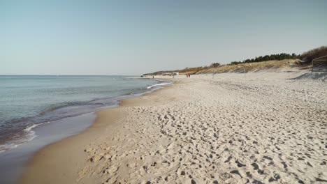 playa de arena de melnrage en klaipeda en un día cálido y soleado