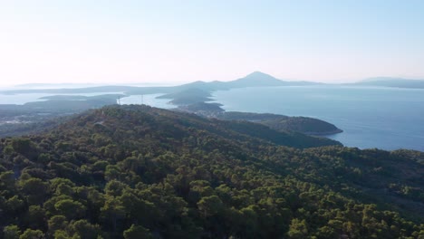 toma aérea sobrevolando una cadena de islas cerca de losinj, croacia