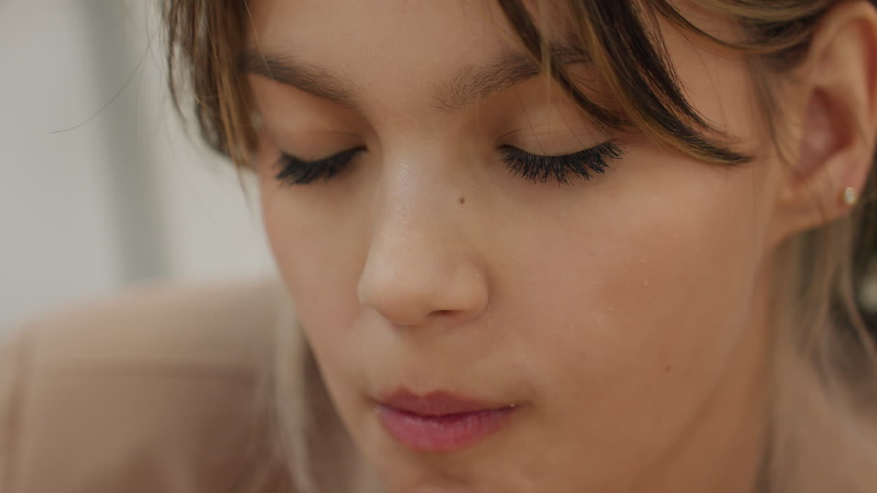 A los niños les gustan las patatas crujientes, los jóvenes disfrutan de guarniciones de patatas fritas crujientes y sabrosas durante las comidas, los niños y adolescentes tienen preferencias distintas que incluyen snacks crujientes y patatas fritas sazonadas.