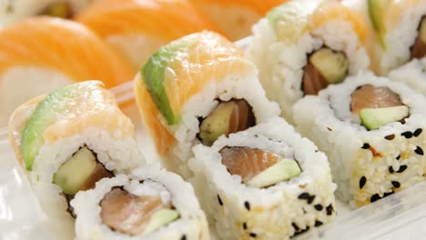 Teller-Mit-Nigiri--Und-Uramaki-Sushi-Mit-Essstäbchen