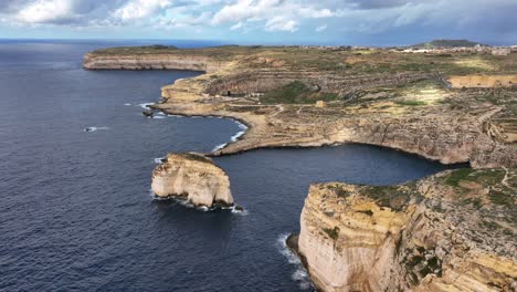 vista de avión no tripulado del mar interior en la bahía de dwejra con roca de hongo, ventana azul colapsada, cueva submarina