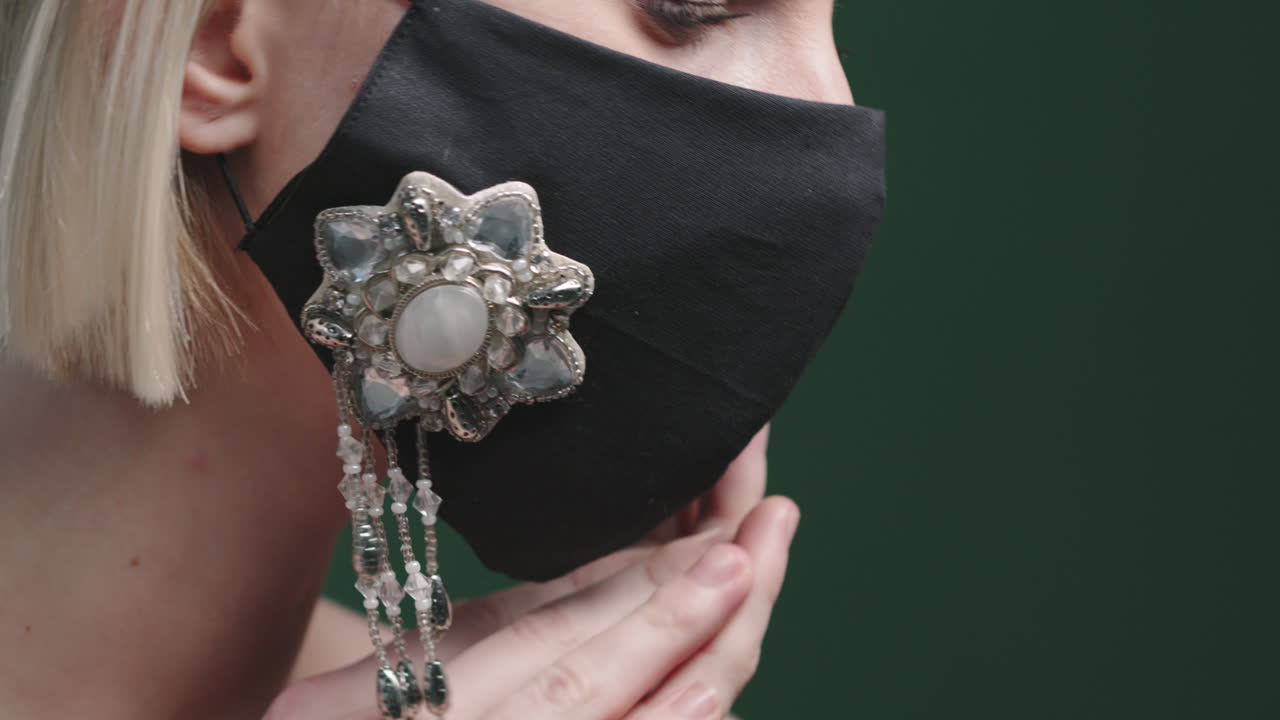 близкий взгляд на женщину в модной маске