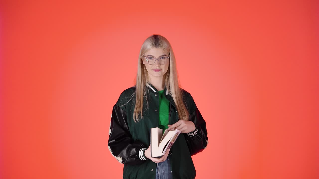 Mujer joven leyendo un libro