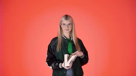 mujer joven leyendo un libro