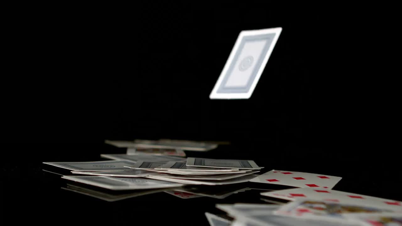 검은 바탕에 떨어지는 카드