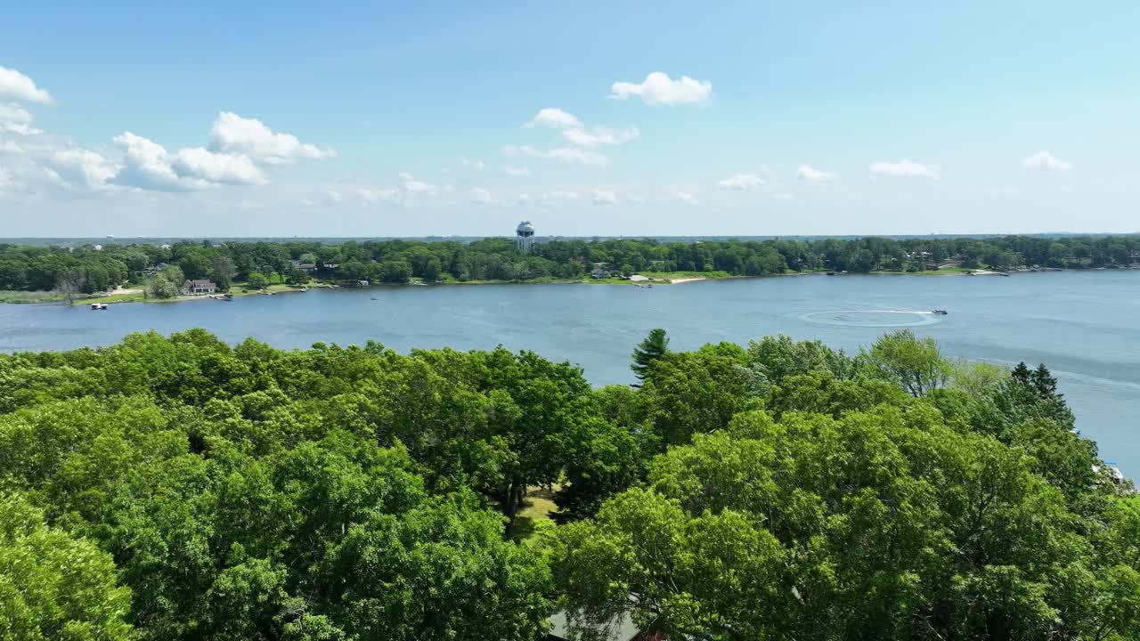 empujando hacia fuera hacia el agua del lago del oso