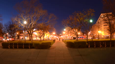 Breiter-Bewegungszeitraffer-Von-Menschen,-Die-Während-Der-Hauptverkehrszeit-In-Der-Abenddämmerung-In-Dupont-Circle-In-Washington-DC-Gehen-1