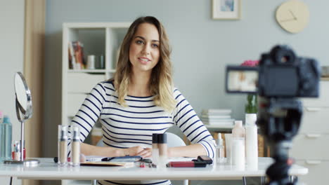 Hermosa-Bloguera-De-Belleza-Grabando-Un-Video-Tutorial-De-Maquillaje-Y-Hablando-Sobre-Cosméticos-Y-Maquillaje