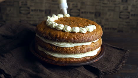 Koch-Dekoriert-Dessert.-Hausgemachte-Kuchendekoration.-Karottenkuchen-Backen