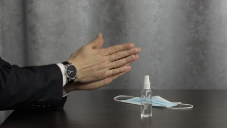 hombre usando una botella de spray de alcohol líquido con las manos. coronavirus