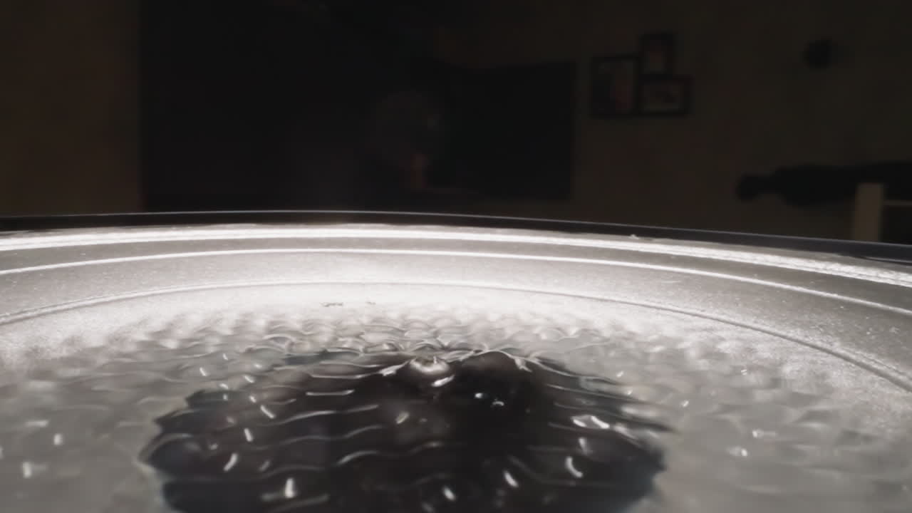 액체 히알루론산이 작동하는 하드 스피커에서 반사됩니다.