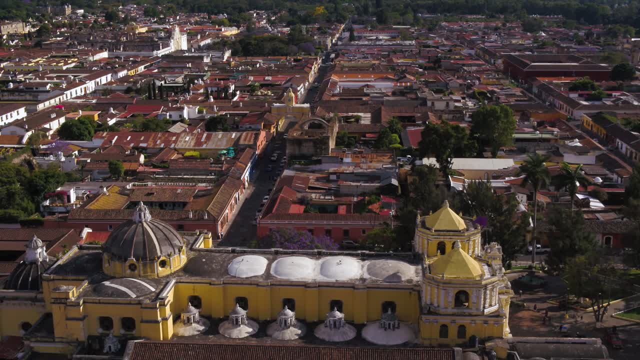 la arquitectura barroca se destaca en medio de los techos de terracota, con una calle bulliciosa visible que conduce a este punto de referencia histórico