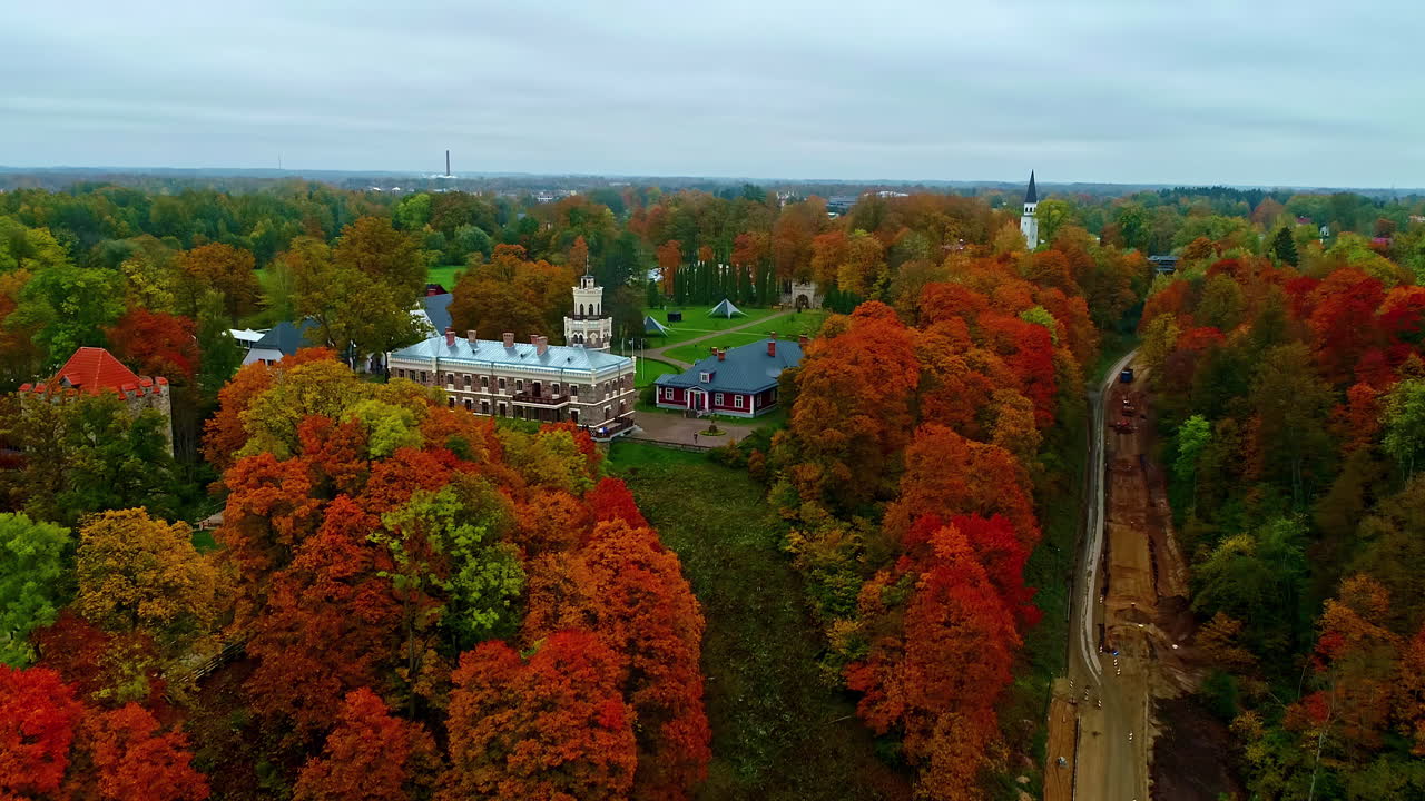 arquitectura neogótica de sigulda nuevo castillo durante la temporada de otoño en sigulda, letonia