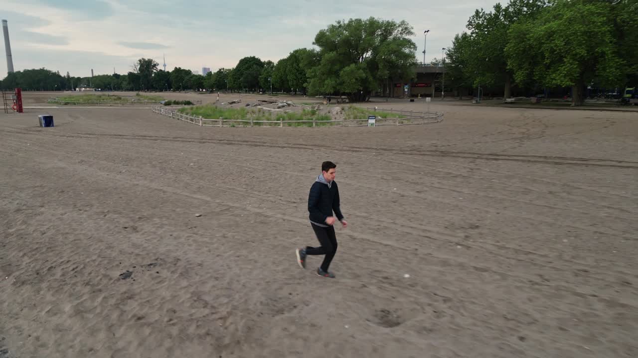 캐나다 온타리오 주 토론토 의 우드바인 비치 파크 에서 조 ⁇  하는 백인 남자