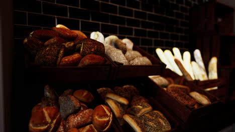 close-up von frisch gebackenem brot in einer bäckerei