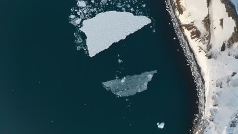 Top-view-of-the-sea-with-ice-on-it-in-Iceland-in-winter