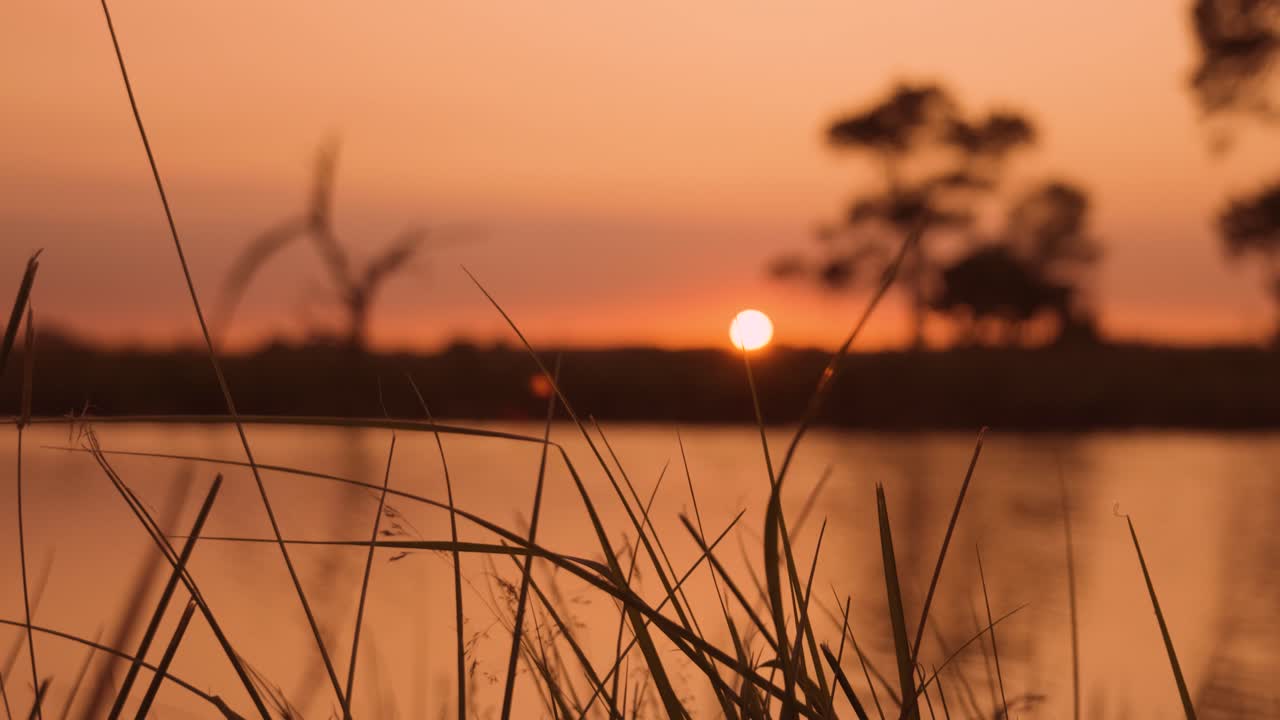 puesta de sol sobre el río