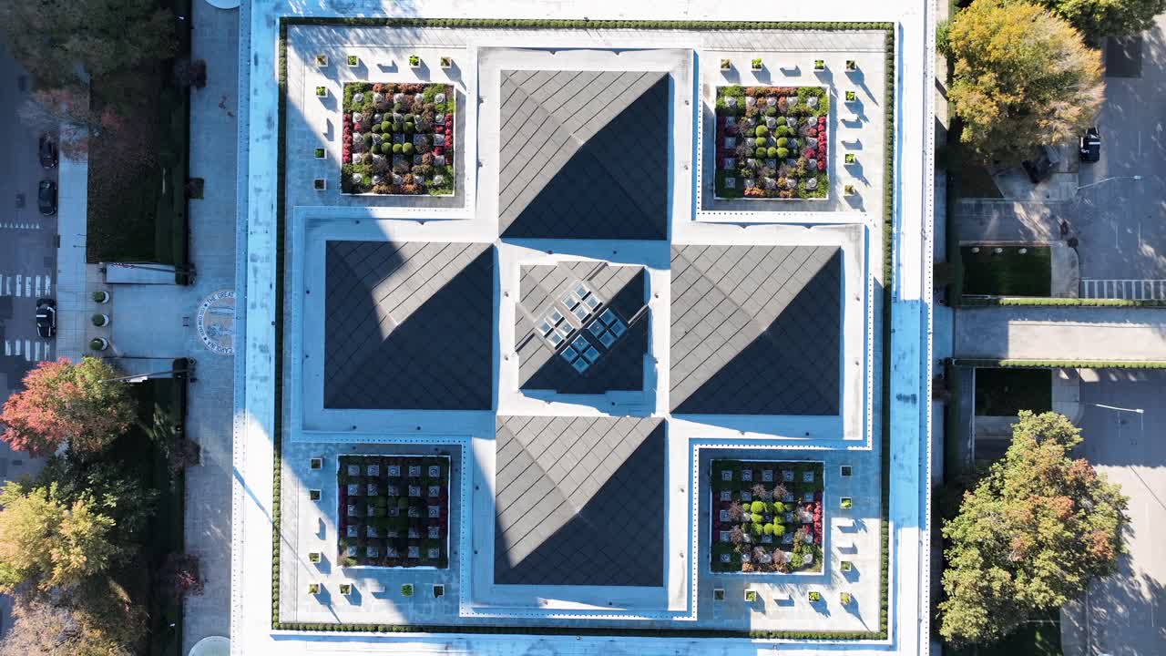 edificio del gobierno de estados unidos con jardines en el techo y conos