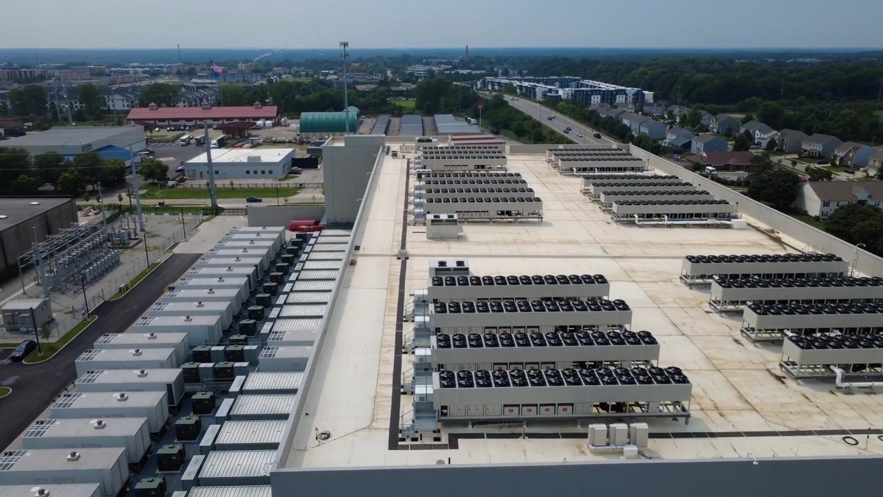 Droneoptagelse af Cologix' mellemstort datacenter på nordsiden af Columbus, Ohio.