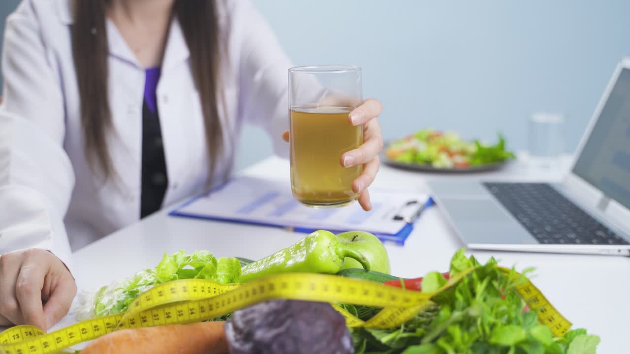 médico dietista que da un mensaje para prestar atención a la nutrición.