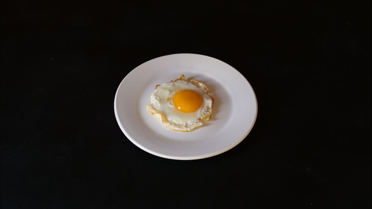 Transizione da uovo nel guscio a uovo fritto all'occhio di bue con effetto fotocamera stop motion