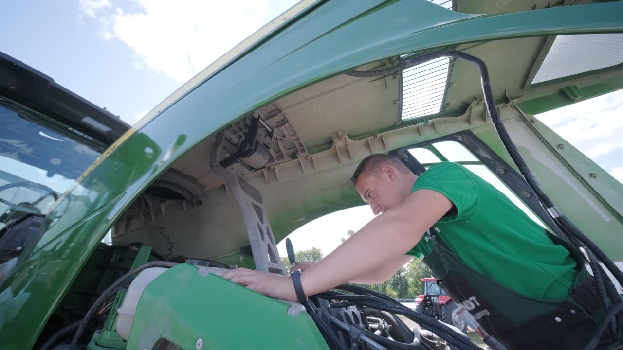 농부 기계 수리 트랙터, 개방 트랙터 후드, 엔진, 수리 농업 기술