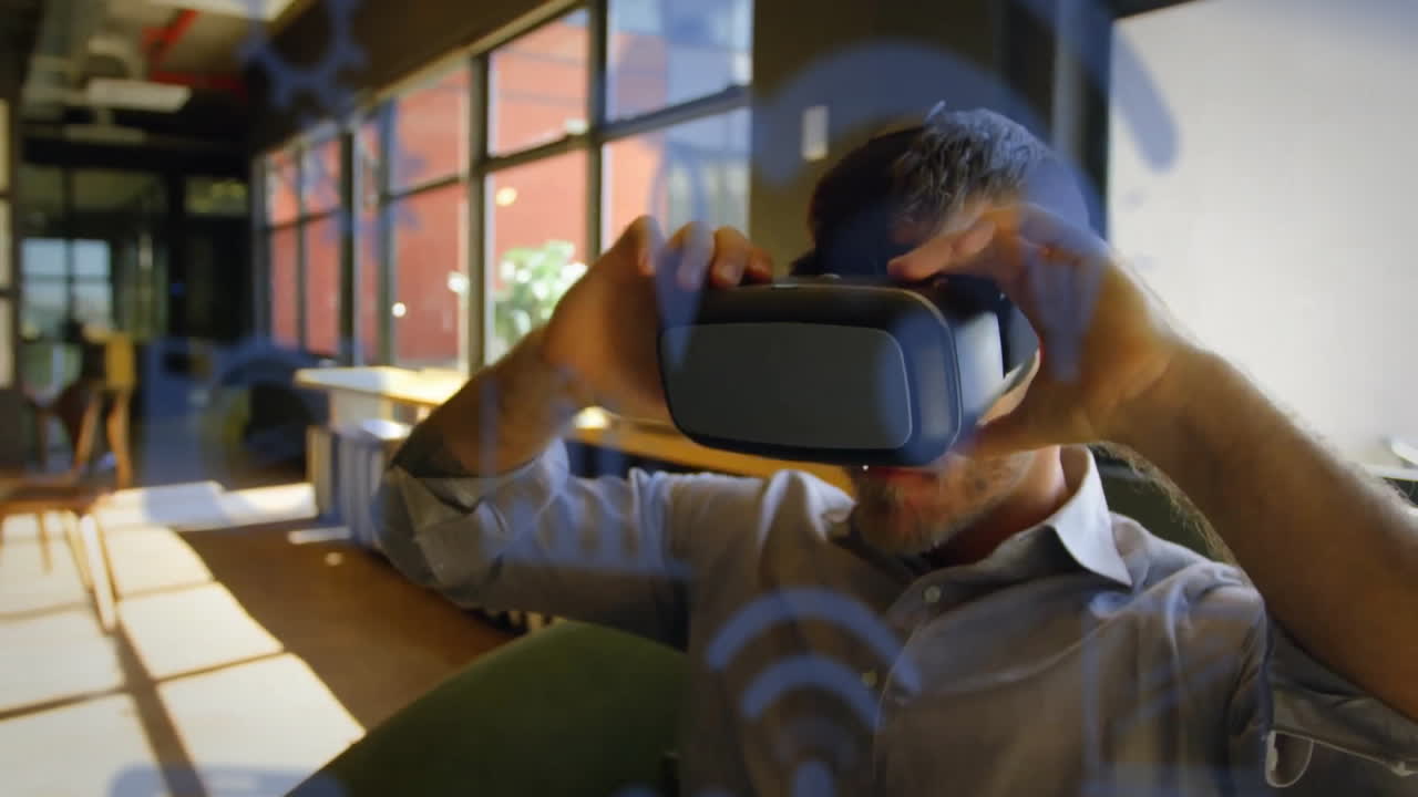 animación de los iconos de los medios de comunicación sobre el hombre de negocios caucásico casual usando auriculares vr