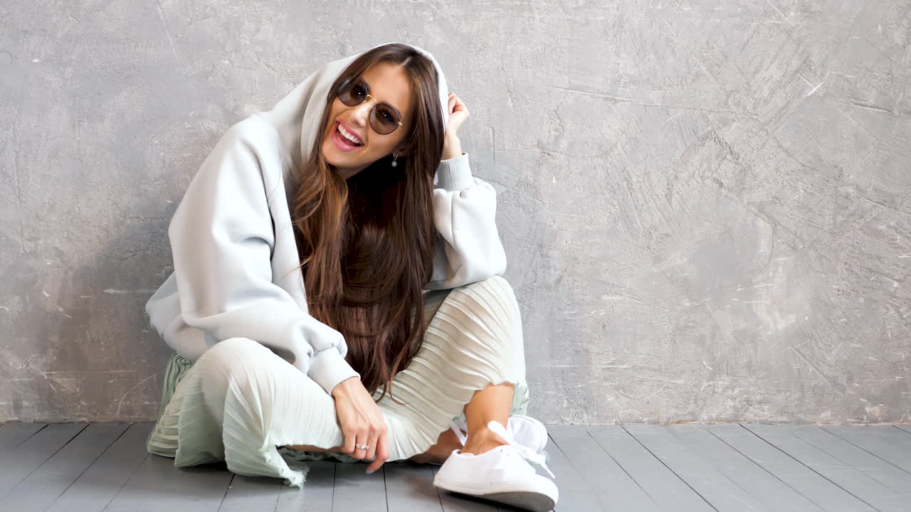 mujer elegante con un traje acogedor