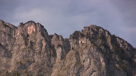 靠近德國巴伐利亞的瓦茨曼山岩層的岩石