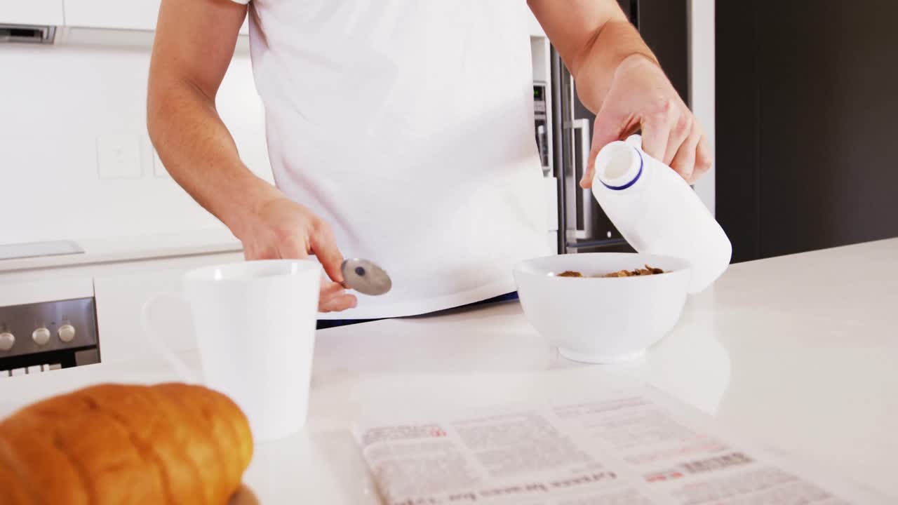 Uomo che prepara i cereali per colazione in cucina