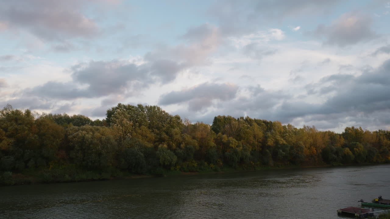 Tramonto ventoso e nuvoloso sulla riva del fiume Tisza, in Ungheria.