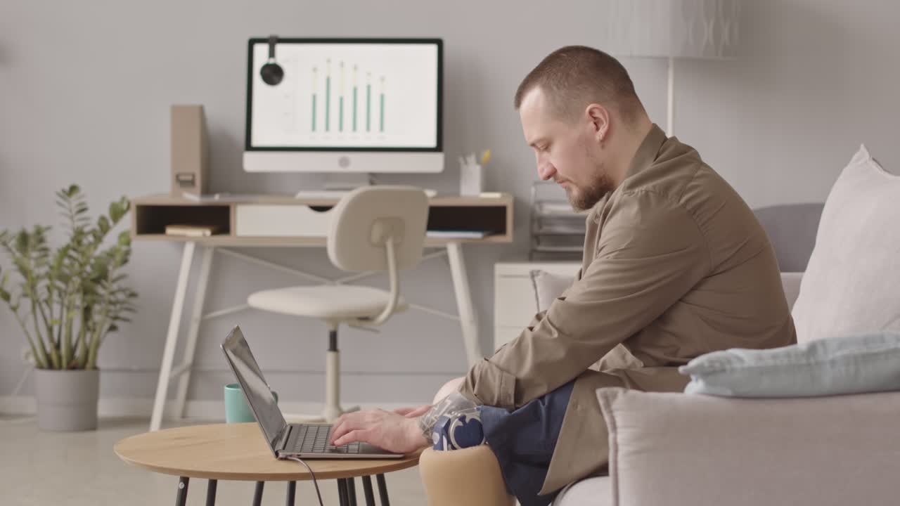 가정에서 노트북으로 일하는 의식 다리를 가진 기업가